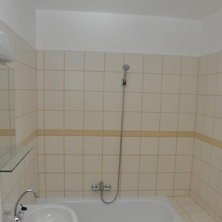 Sarok Apartmanhaz Szekszard Hotell Rum bild